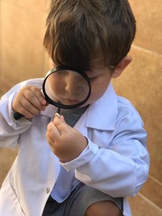 Gözlemle ve Öğren! Büyüteç Çocukların Bilim Becerilerini Nasıl Geliştirir?
